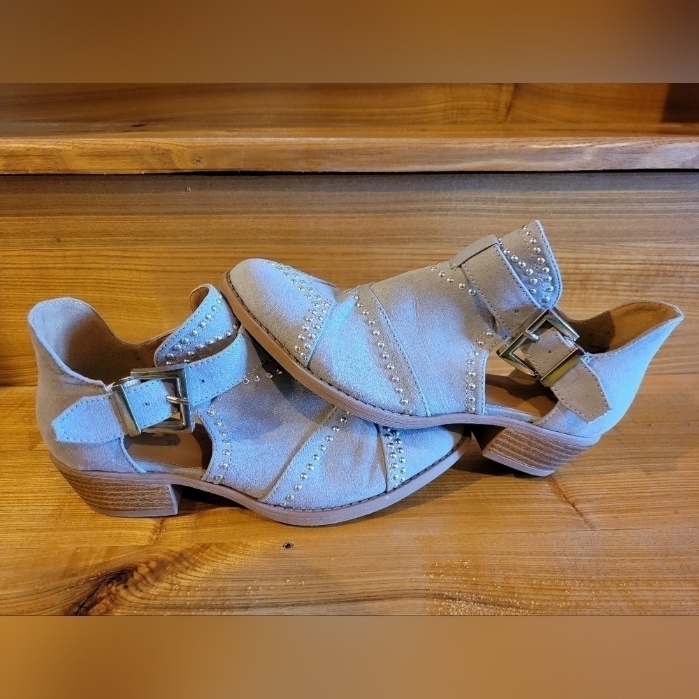 Qupid light grey riveted detail buckle bootie 5.5 - Picture 3 of 6